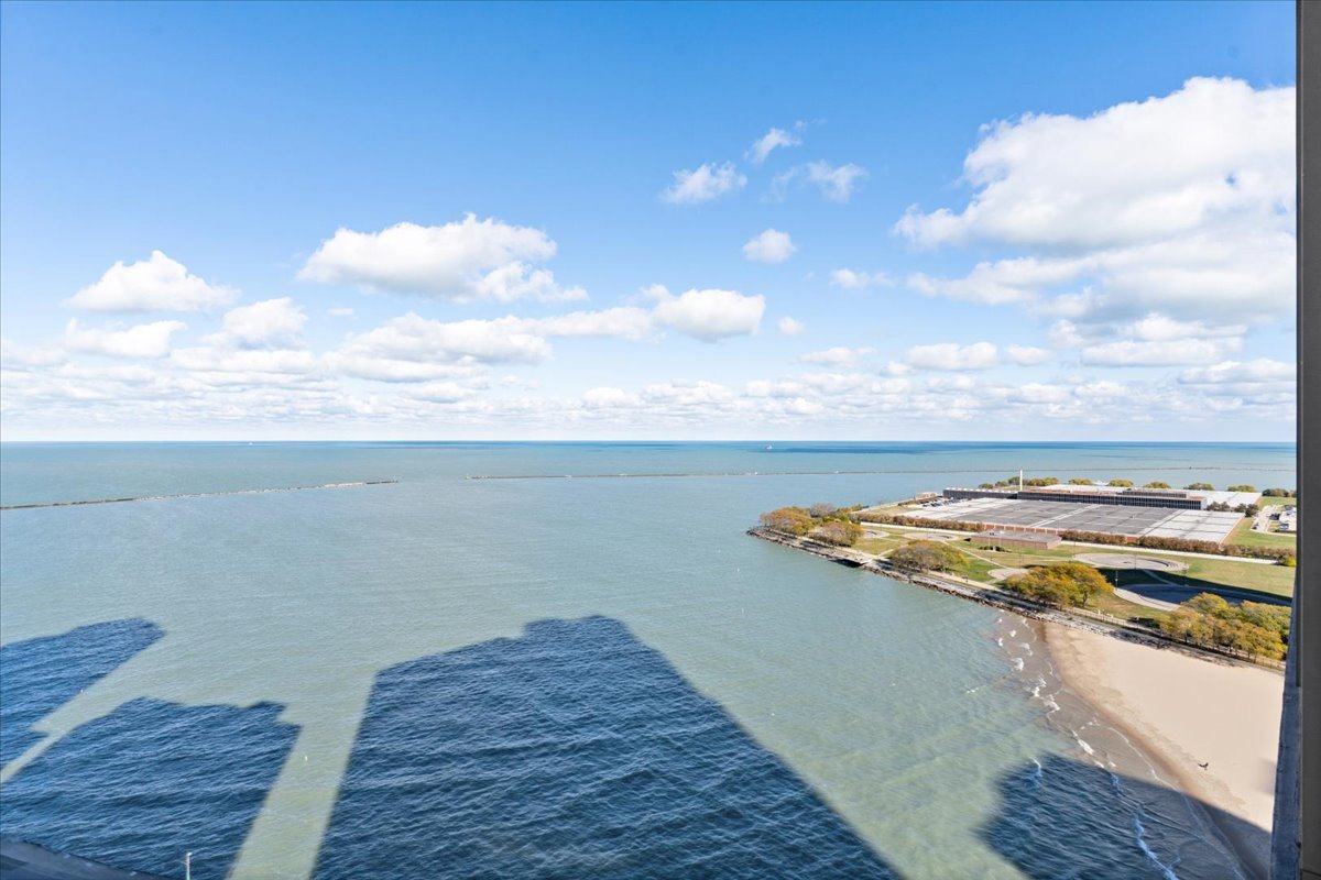 600 N LAKE SHORE Drive Unit: 2105