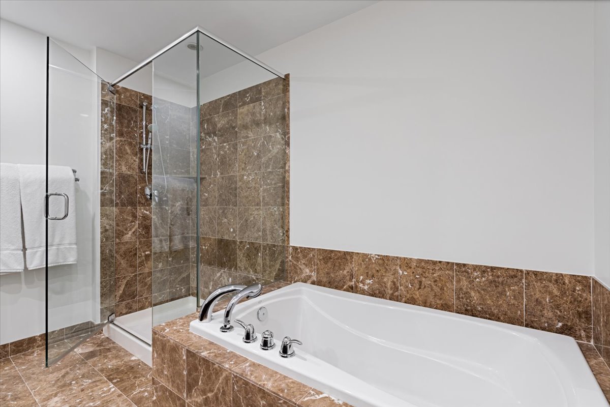 600 N Lake Shore Drive Unit: 915