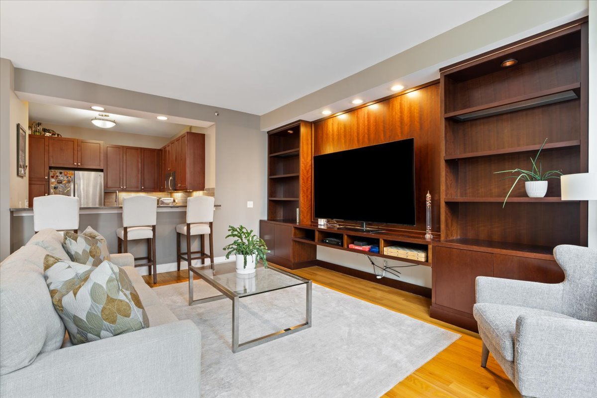 600 N LAKE SHORE Drive Unit: 2102