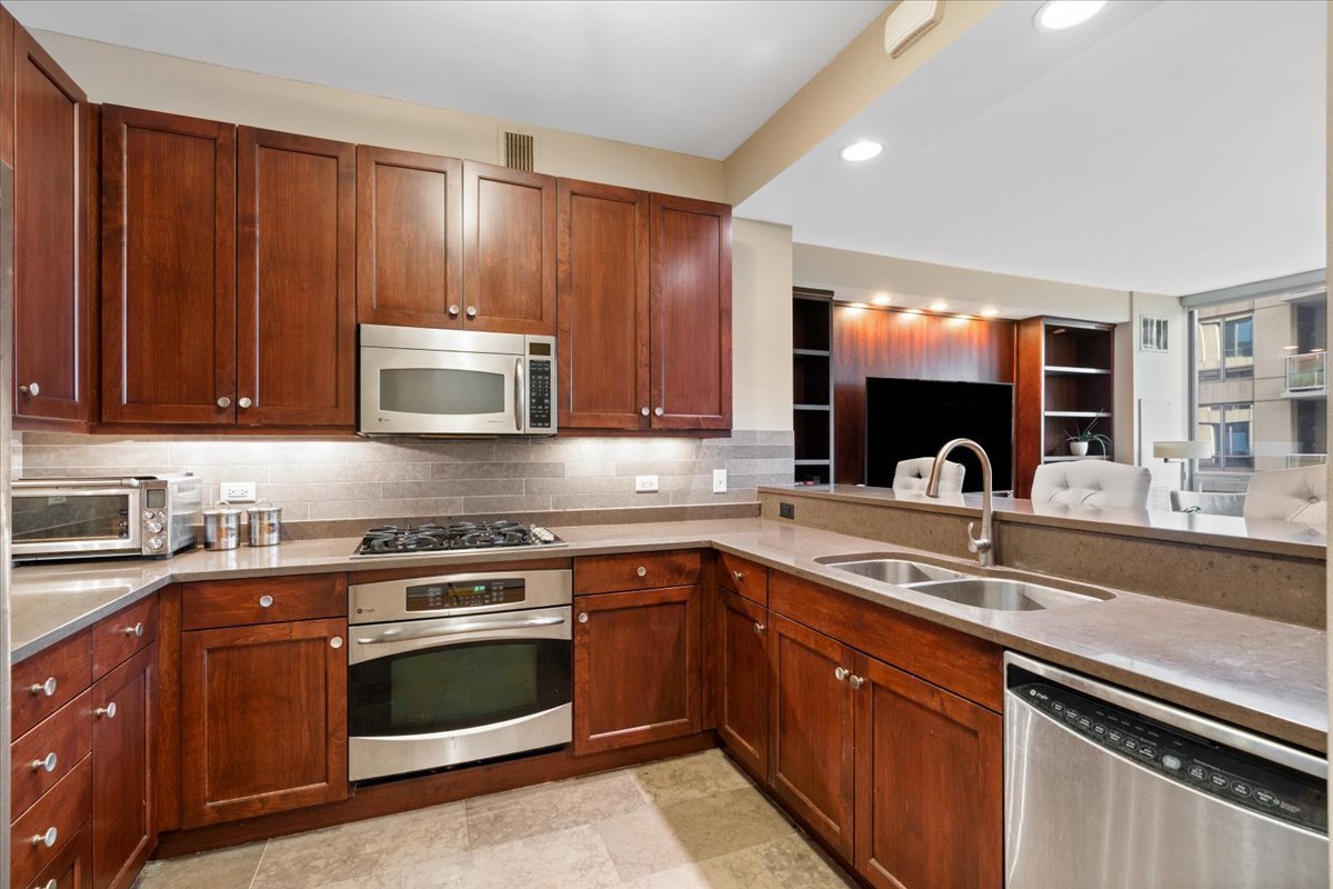 600 N LAKE SHORE Drive Unit: 2102