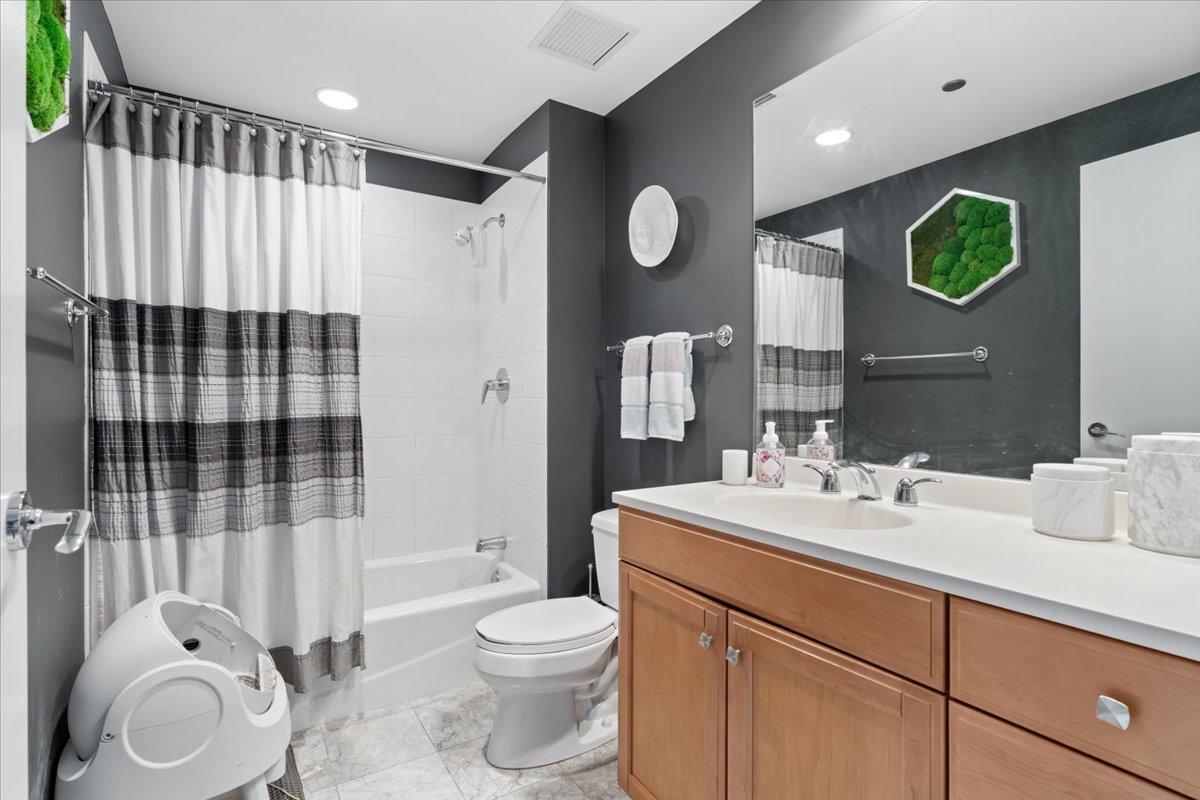 600 N LAKE SHORE Drive Unit: 2102