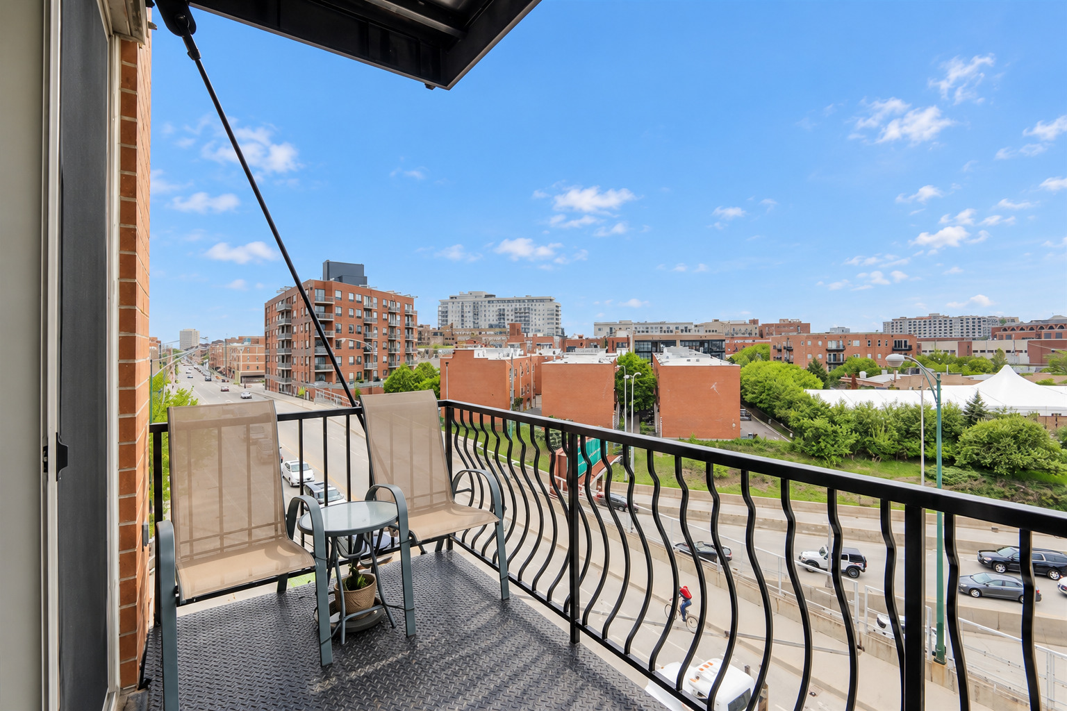 544 N Milwaukee Avenue Unit: 402