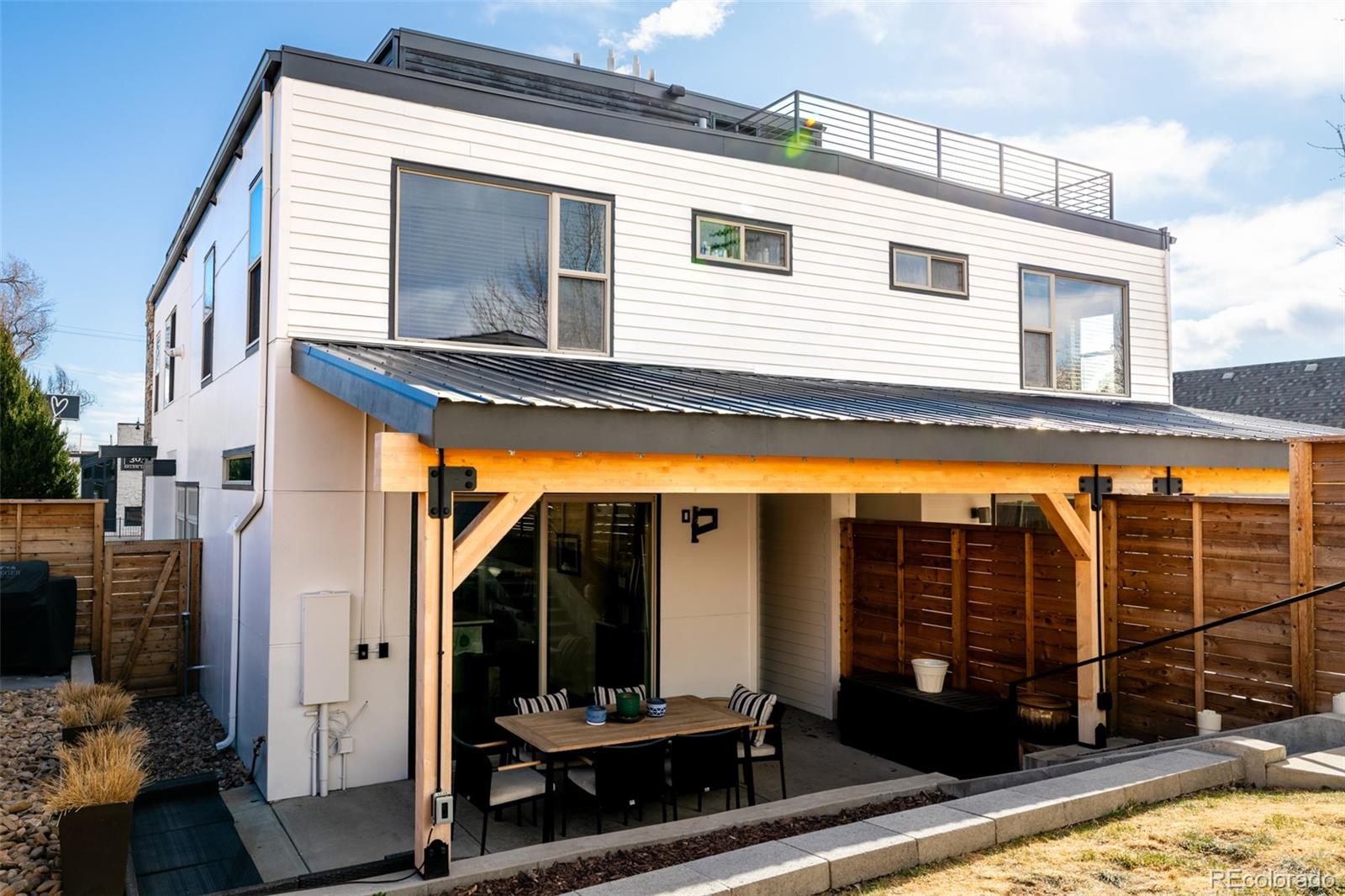 3361 Mariposa Street