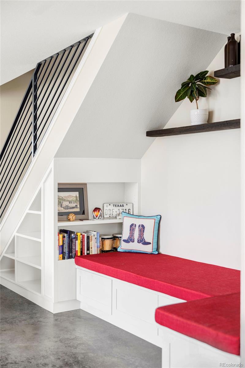 3361 Mariposa Street