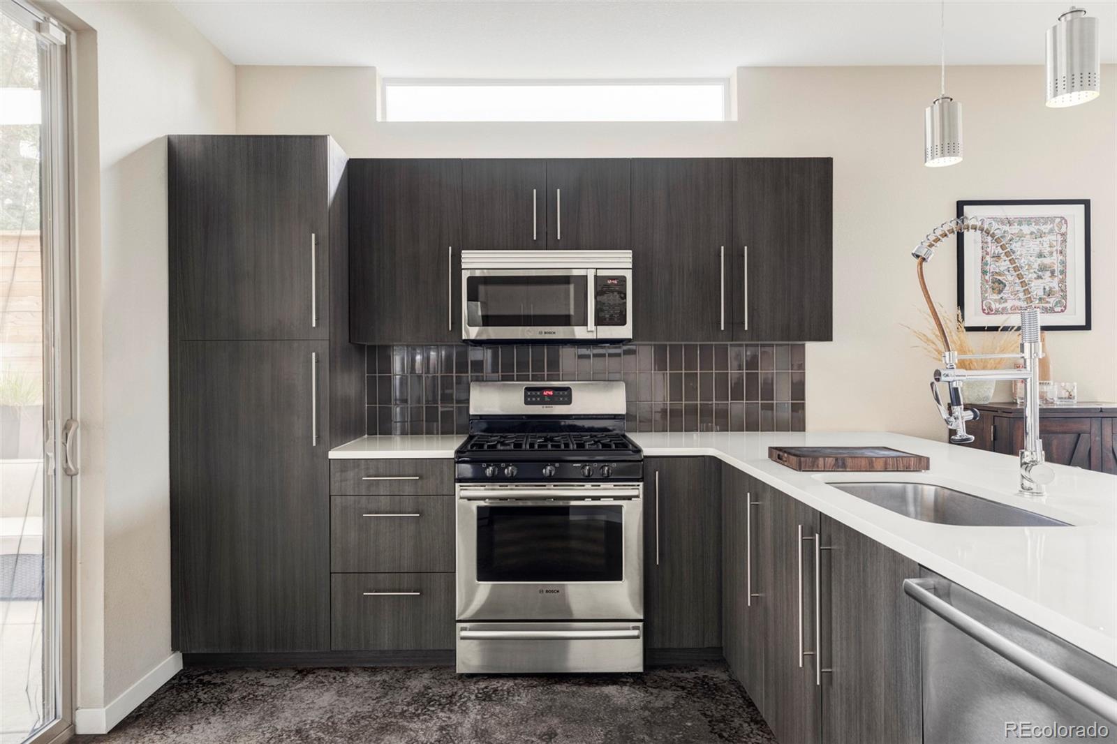 3361 Mariposa Street