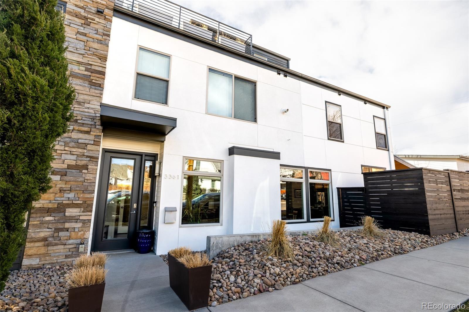 3361 Mariposa Street