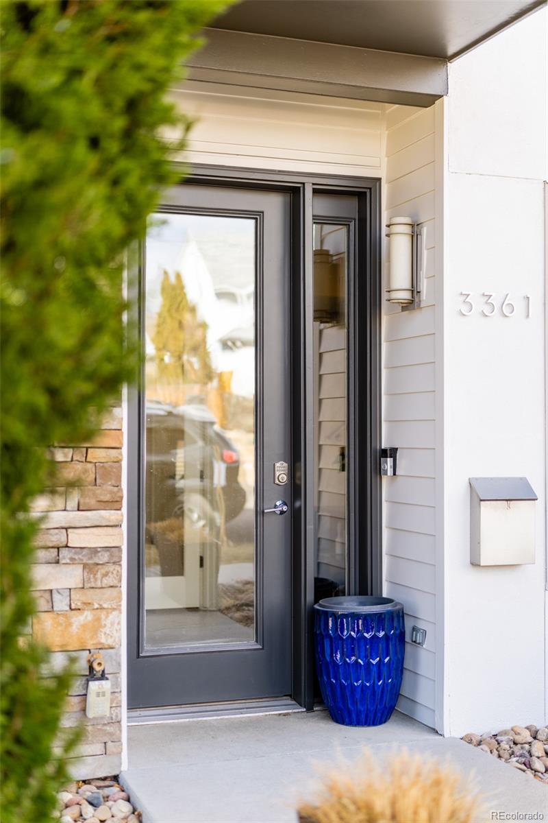 3361 Mariposa Street