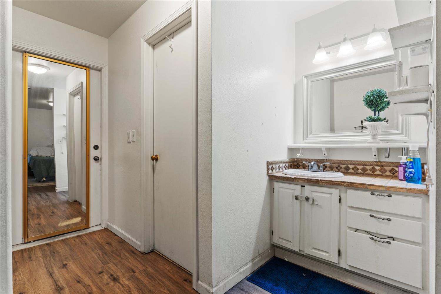 3205 Castlewood Circle