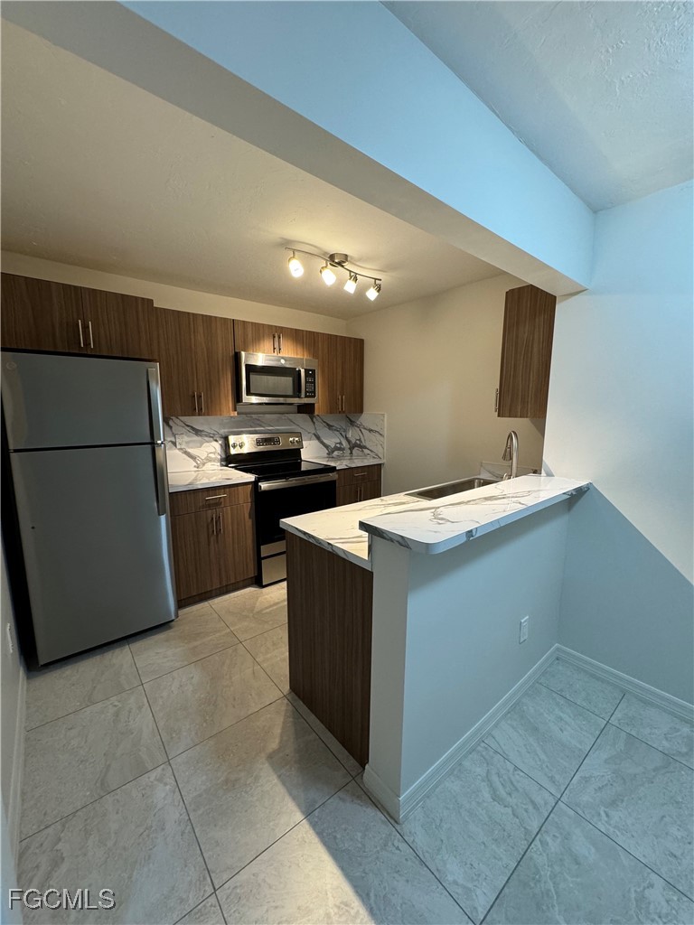 7961 Gladiolus DR