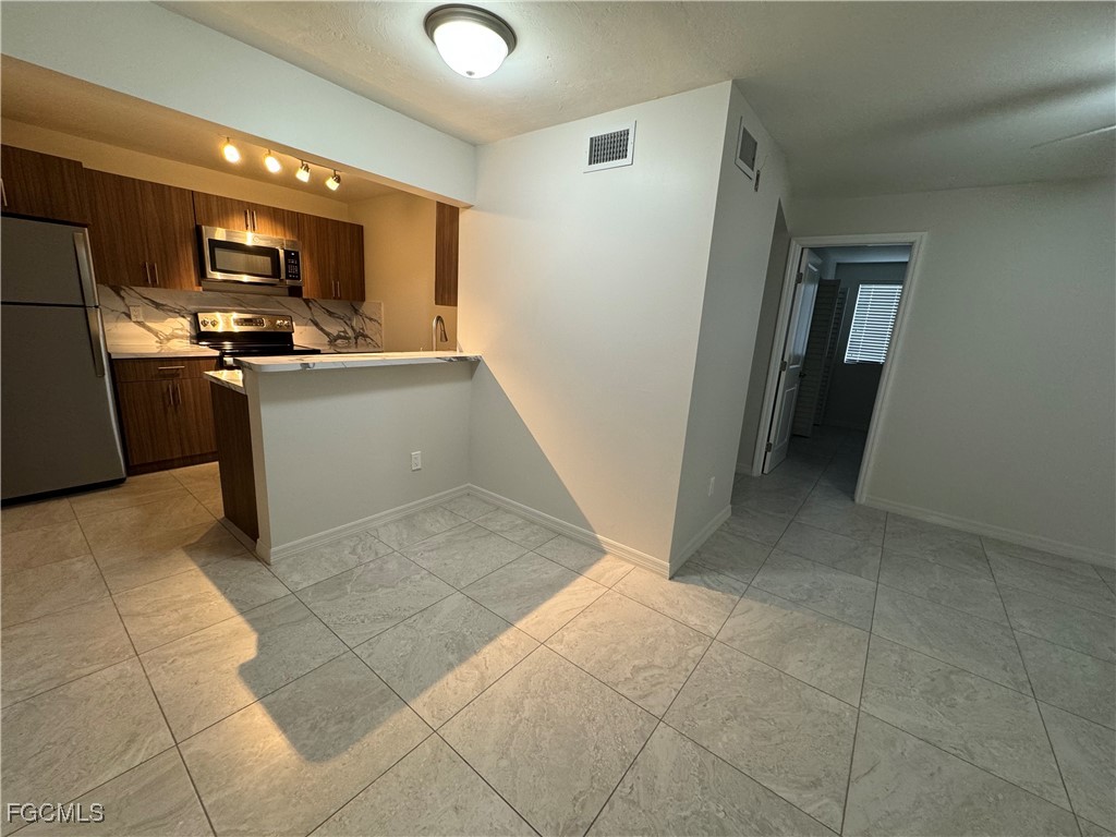 7961 Gladiolus DR