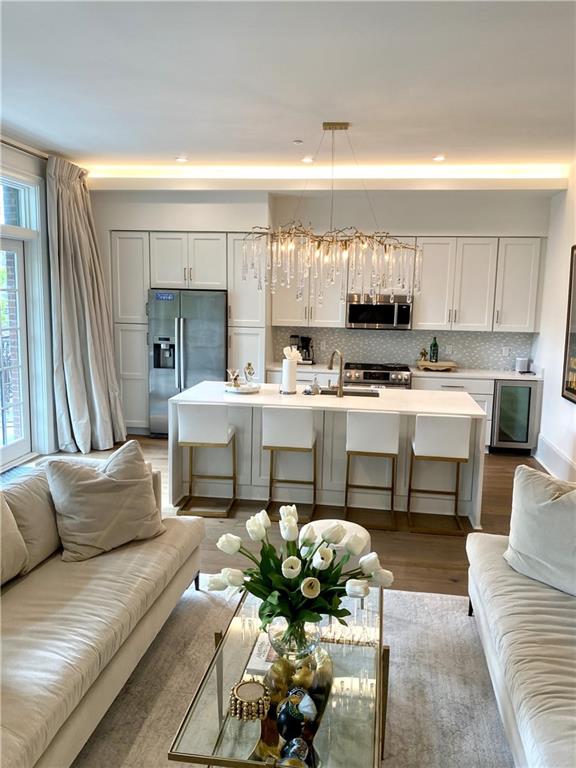 731 ST CHARLES Avenue 201