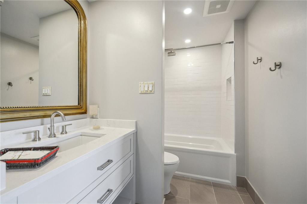 170 WALNUT Street 2-D