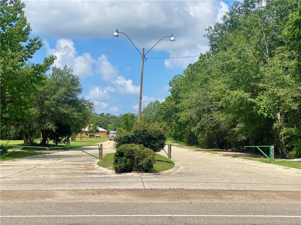 41748 E HWY 190 None