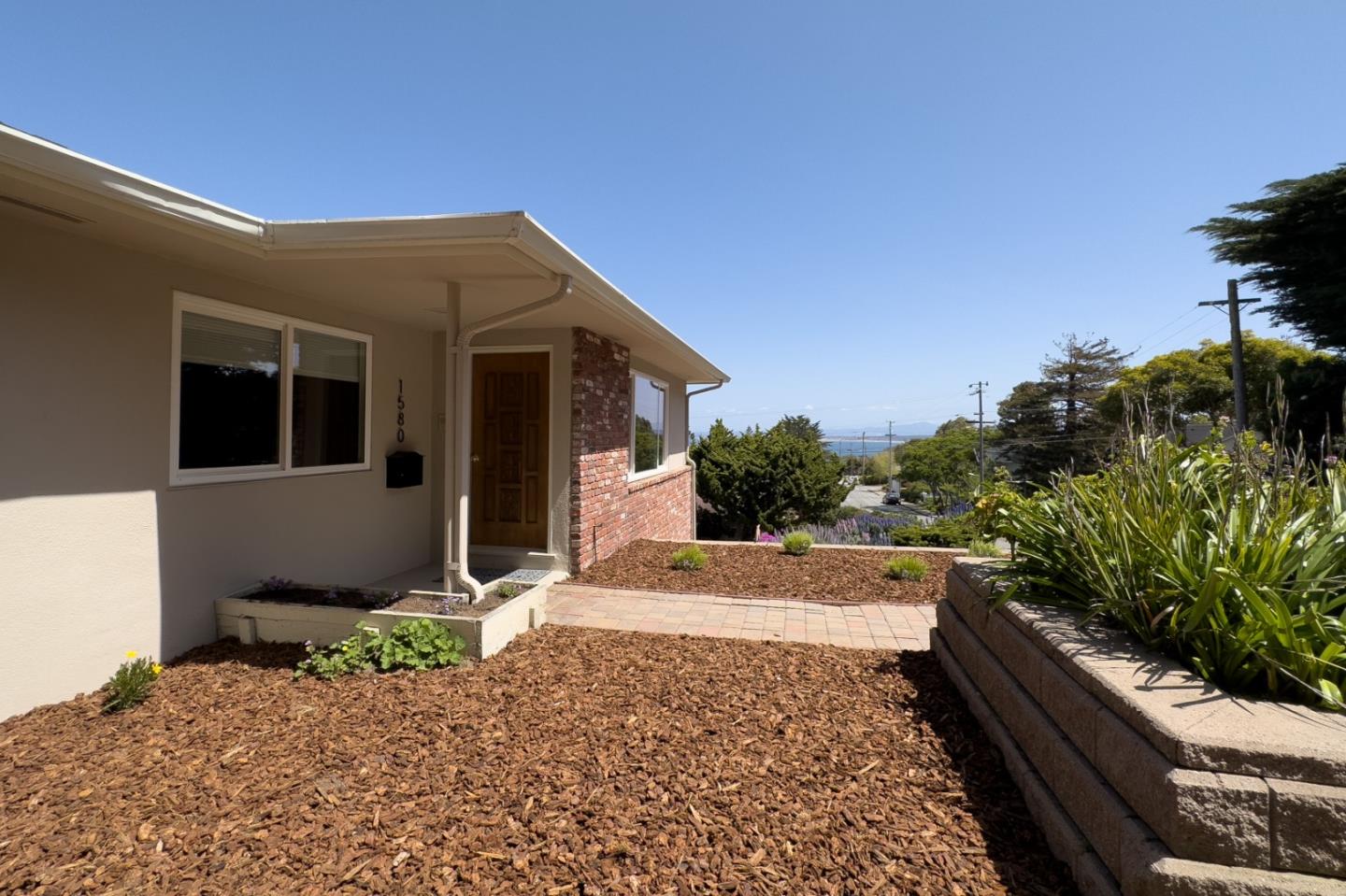 1580 Irving AVE