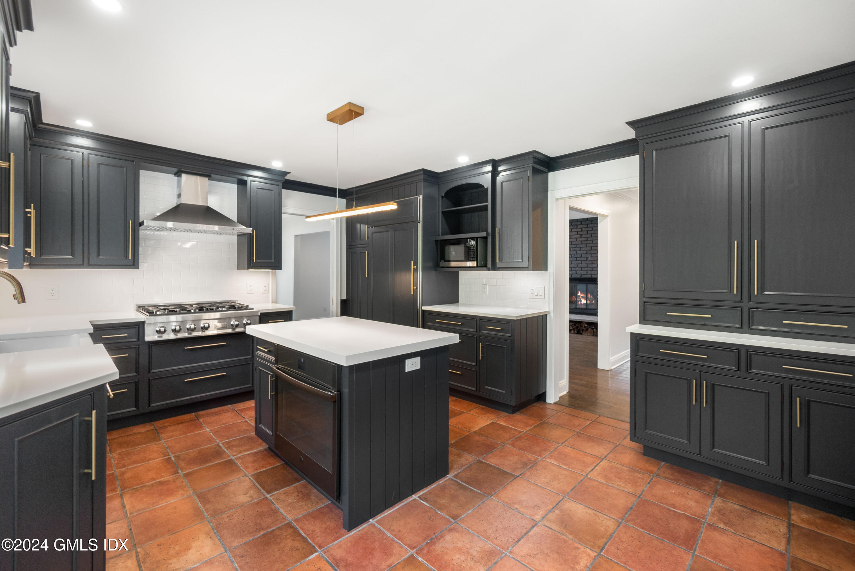 6 Hendrie Avenue