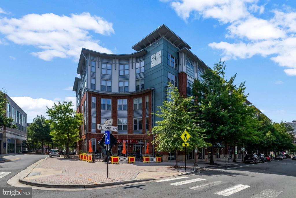 1800 WILSON BOULEVARD Unit: 330