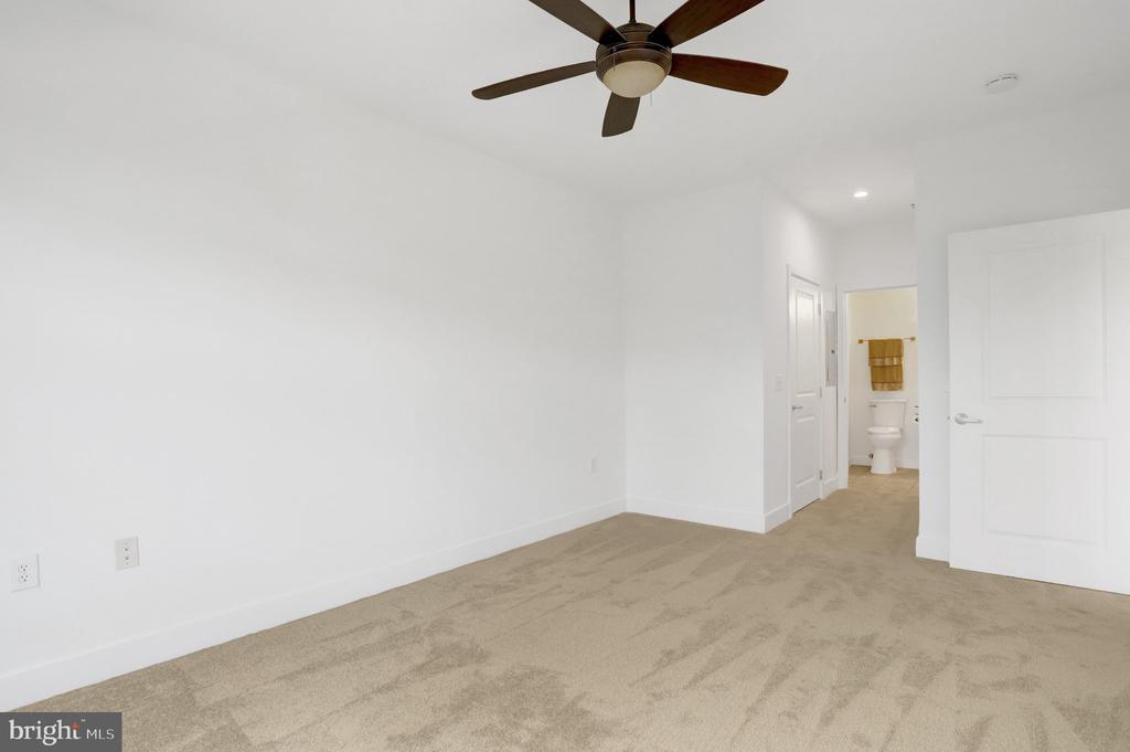 1800 WILSON BOULEVARD Unit: 330