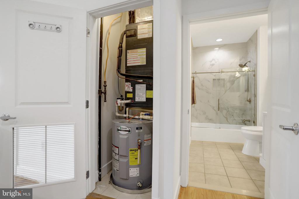 1800 WILSON BOULEVARD Unit: 330
