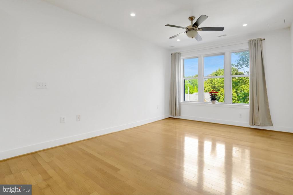1800 WILSON BOULEVARD Unit: 330