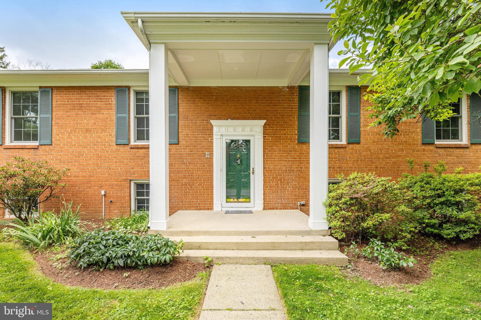 1023 Westbriar Dr NE