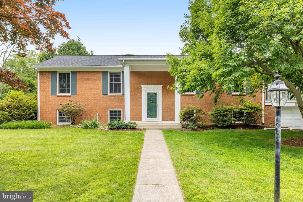 1023 WESTBRIAR DR NE