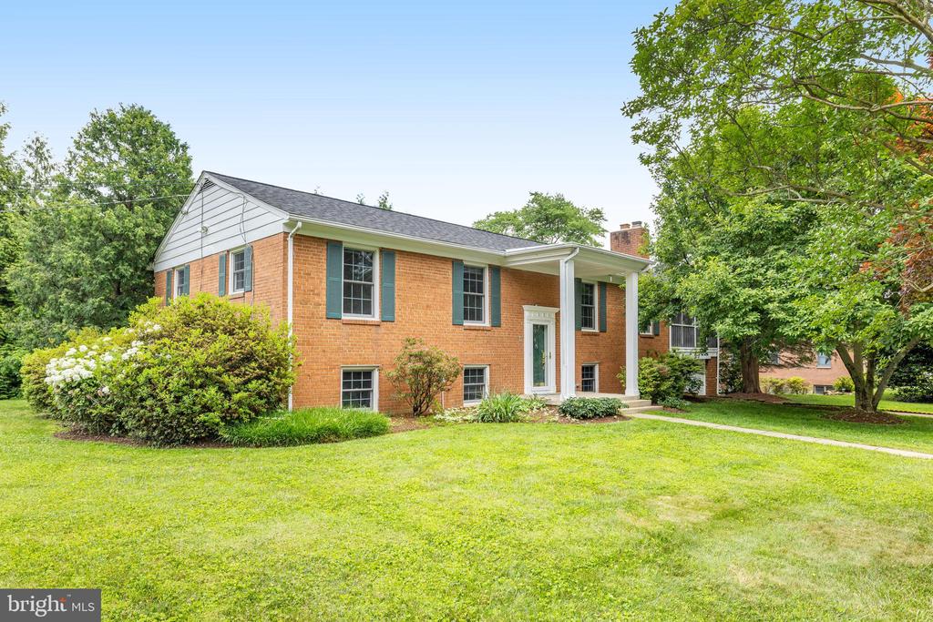 1023 WESTBRIAR DR NE