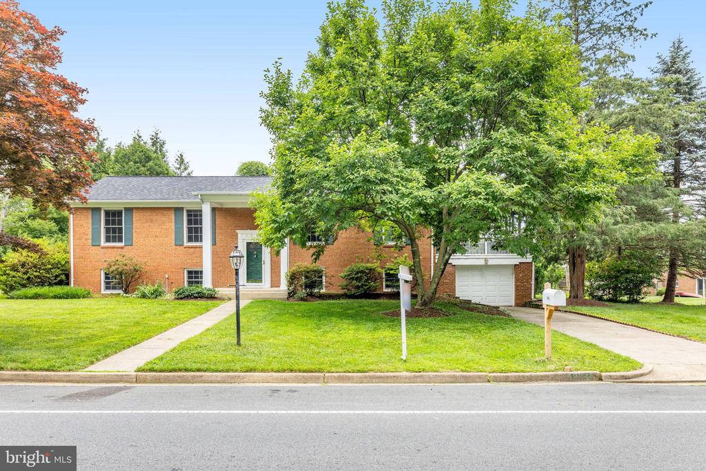 1023 WESTBRIAR DR NE