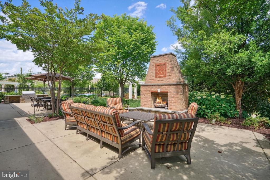 21007 Rocky Knoll Sq #200