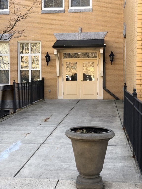 145 Glenwood St # 303