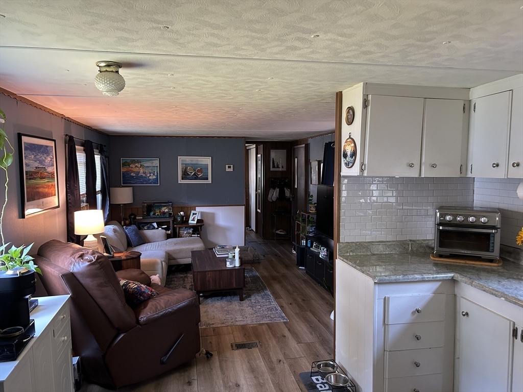 106 Mayflower Avenue