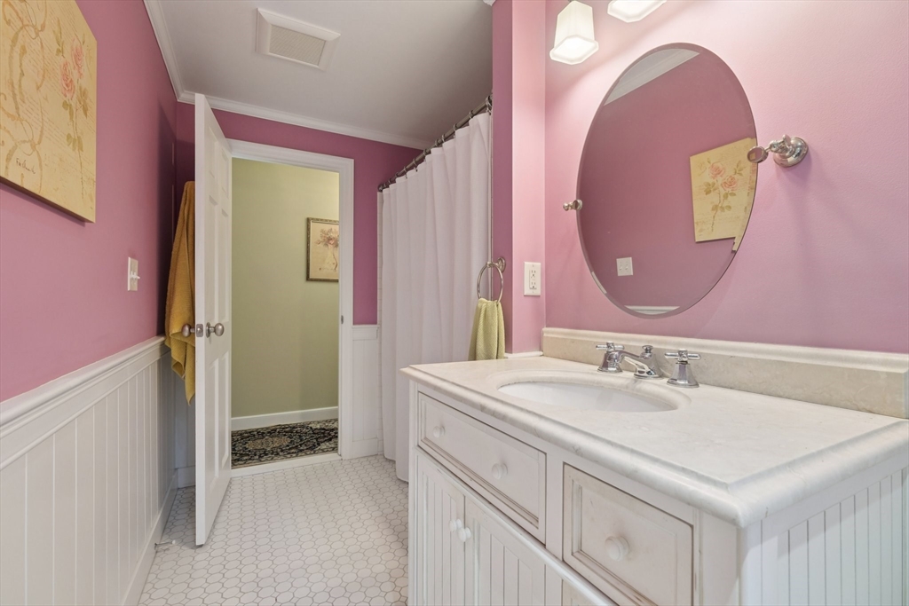 39 Woodbury Rd, Southborough