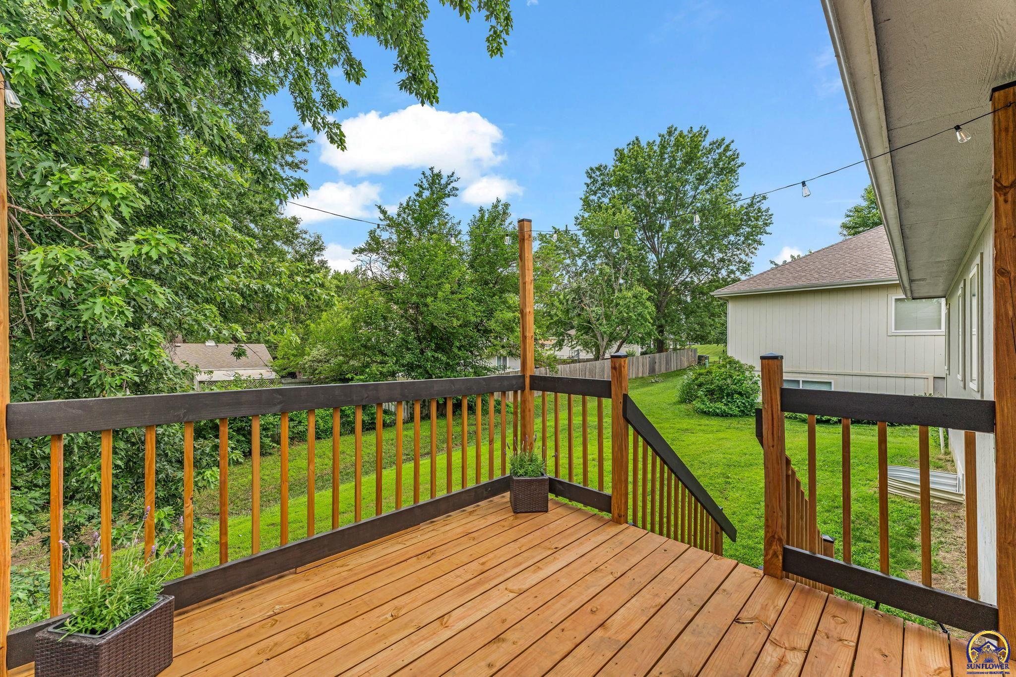 940 SW Woodbridge CT