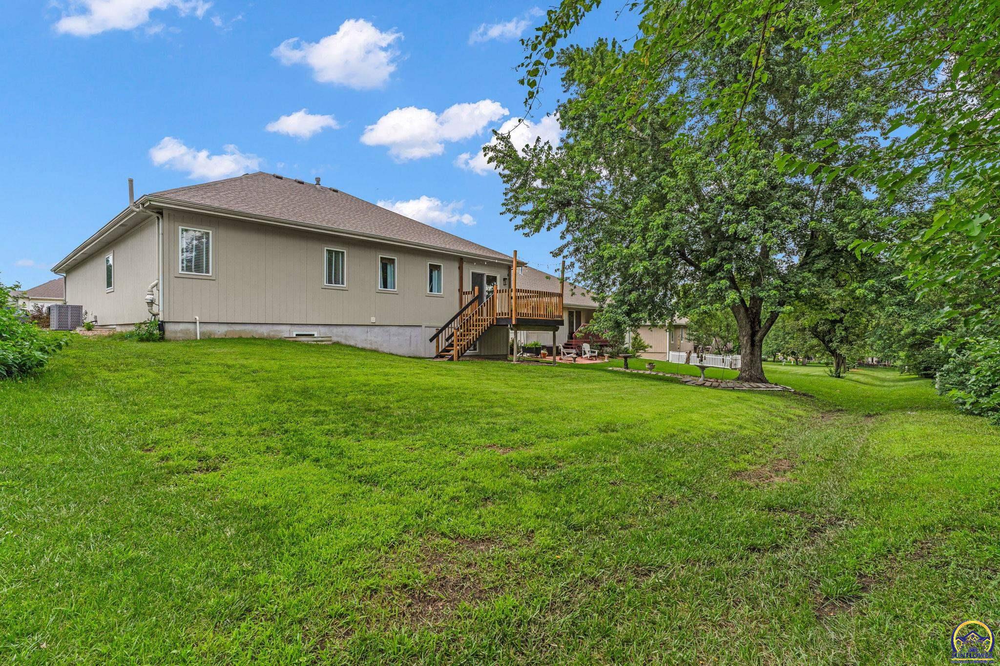 940 SW Woodbridge CT