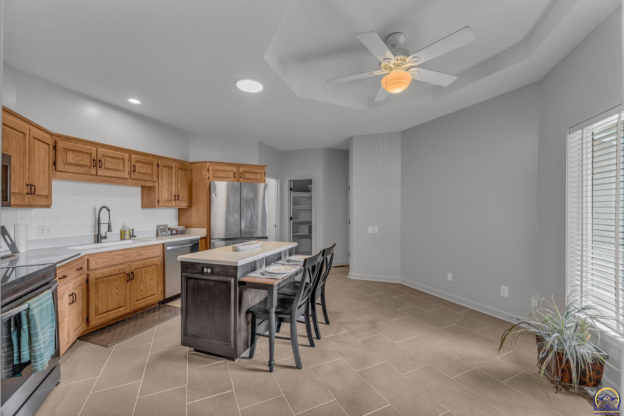 940 SW Woodbridge CT