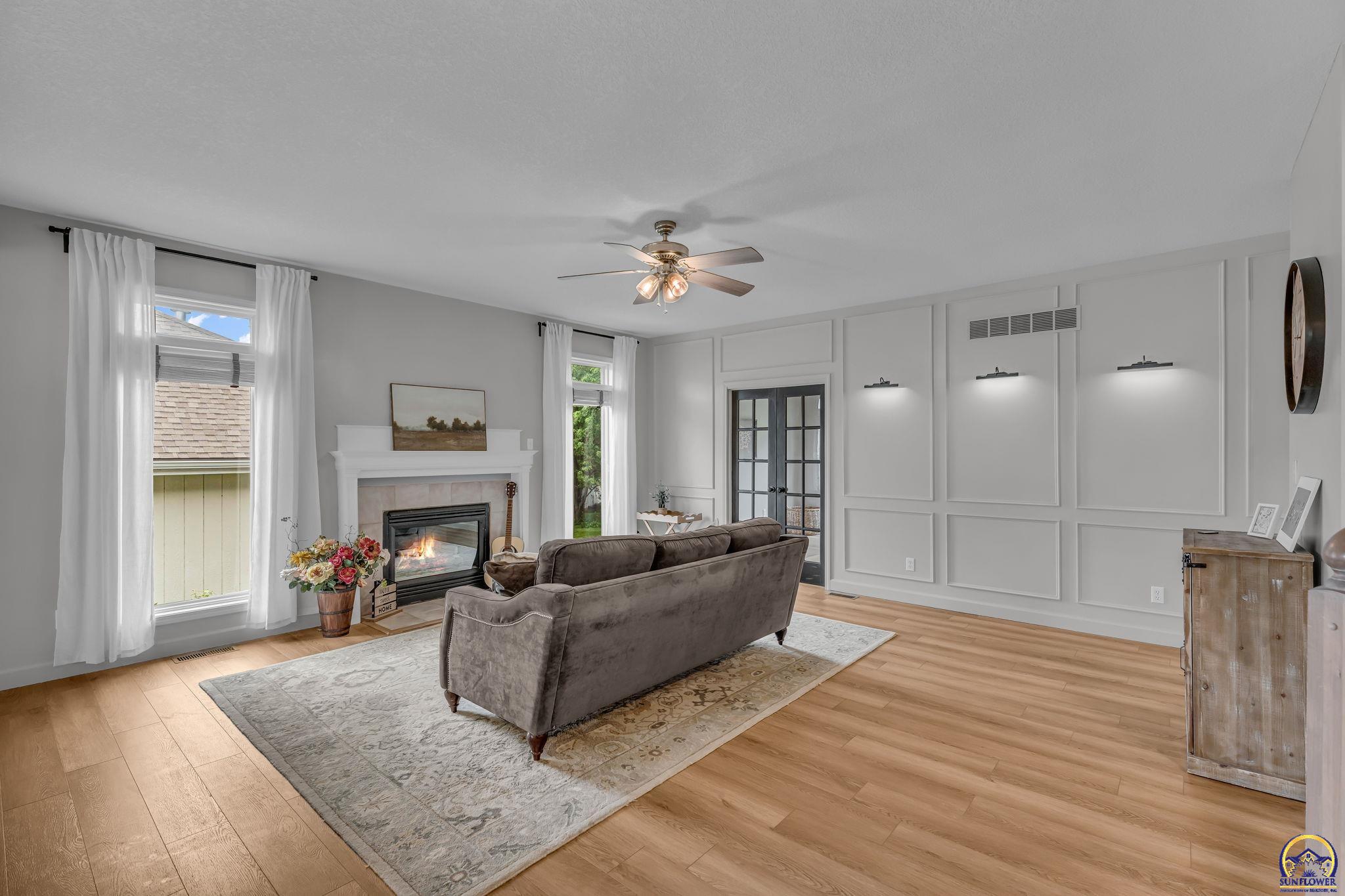 940 SW Woodbridge CT