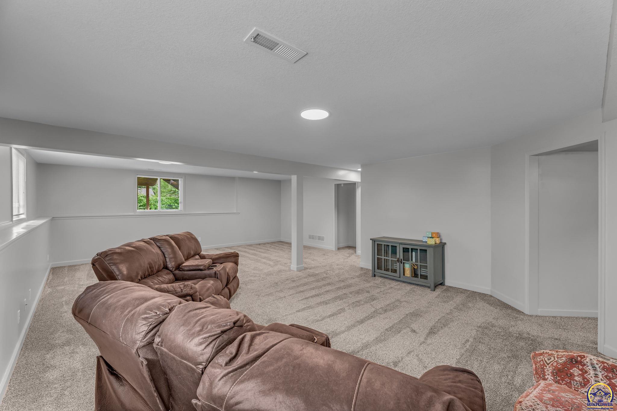 940 SW Woodbridge CT