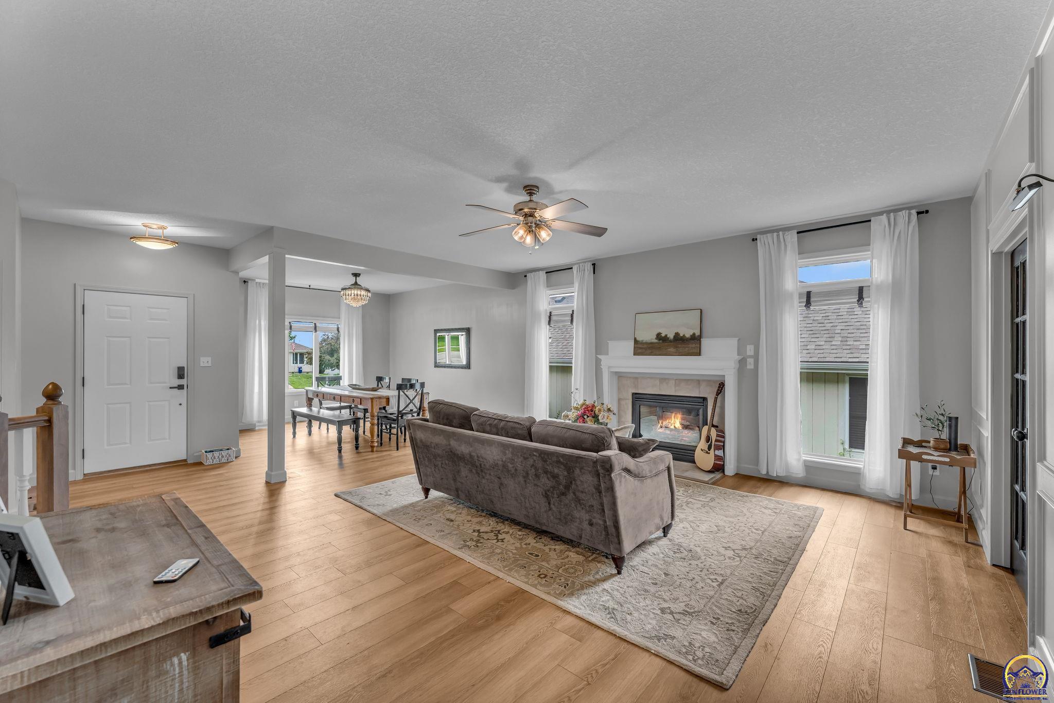 940 SW Woodbridge CT
