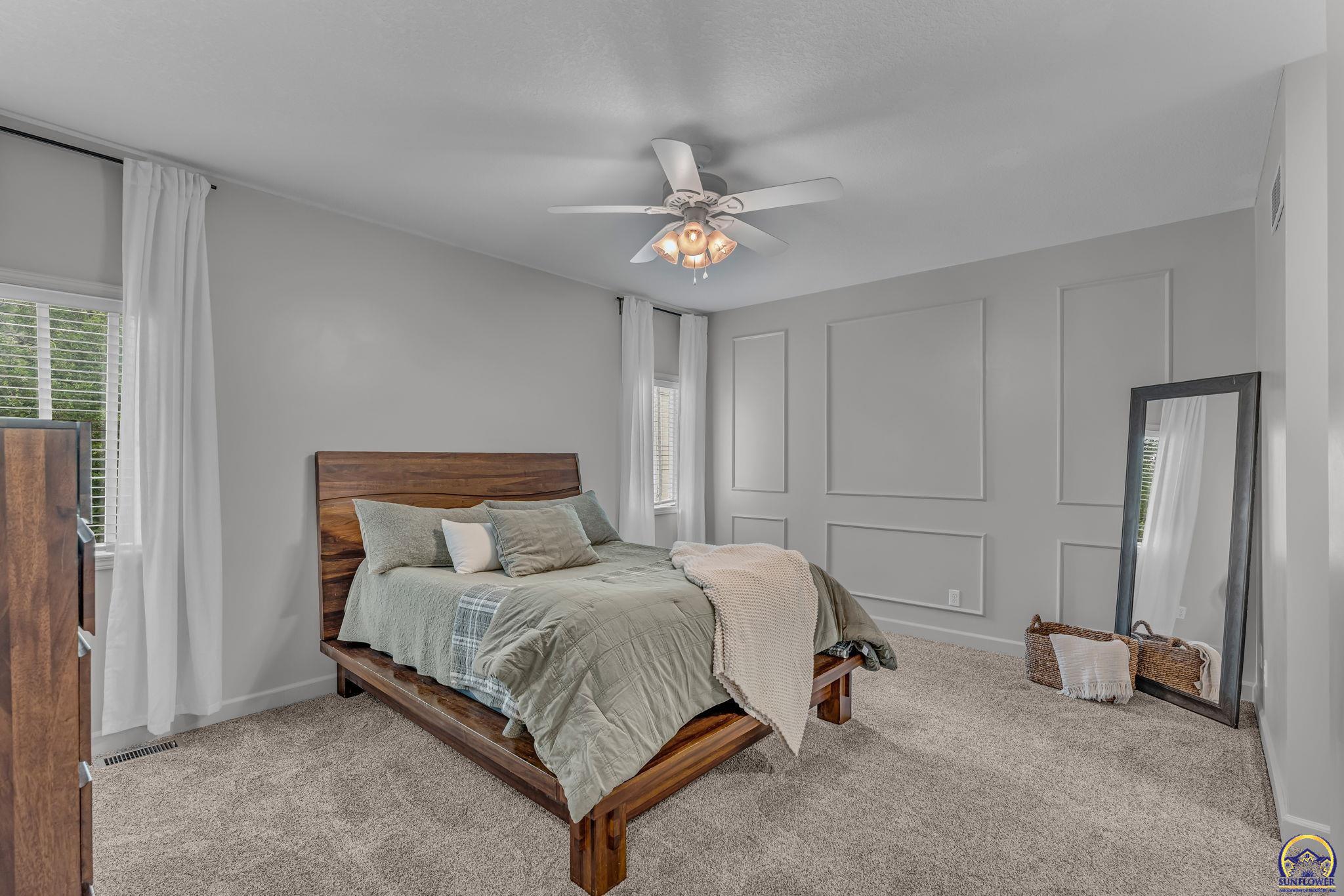 940 SW Woodbridge CT