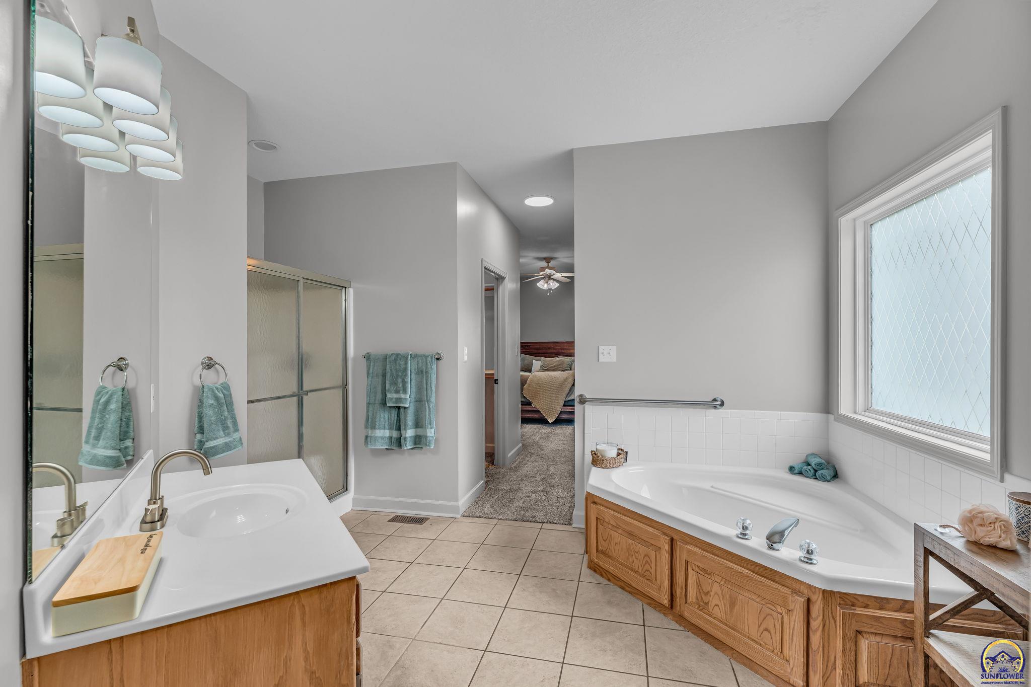 940 SW Woodbridge CT