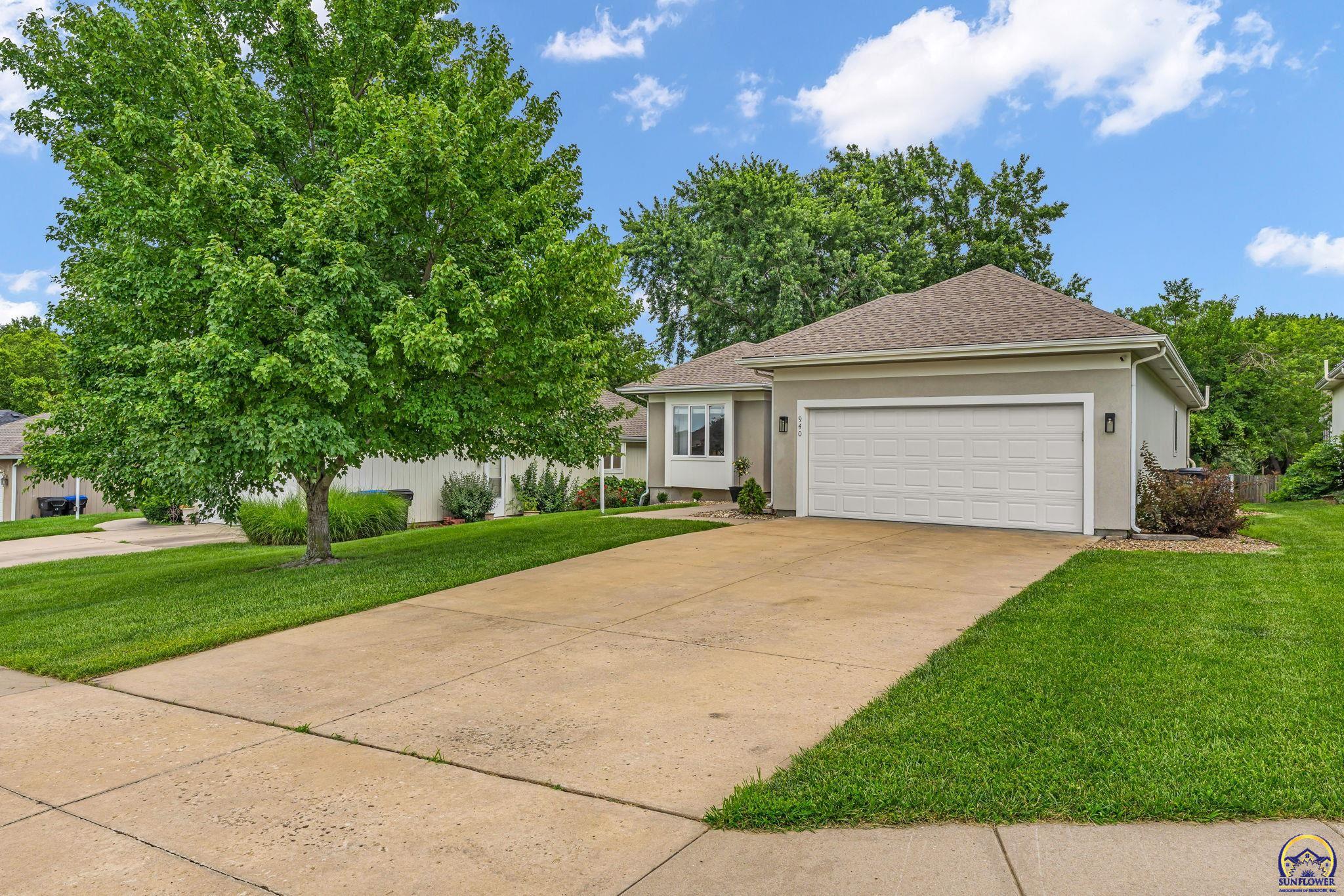 940 SW Woodbridge CT