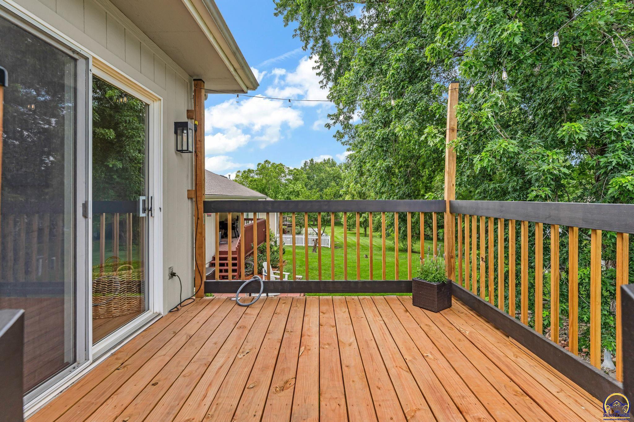 940 SW Woodbridge CT