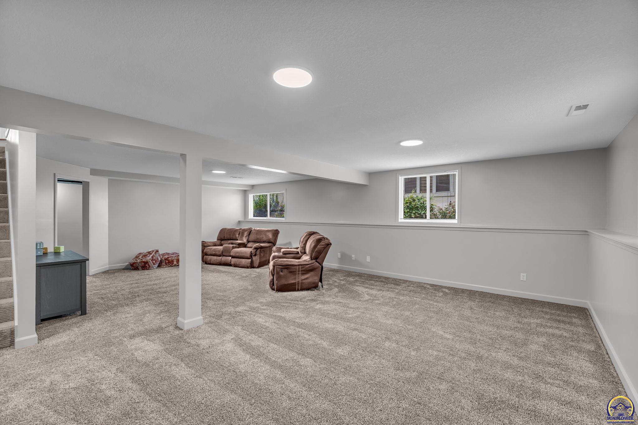 940 SW Woodbridge CT