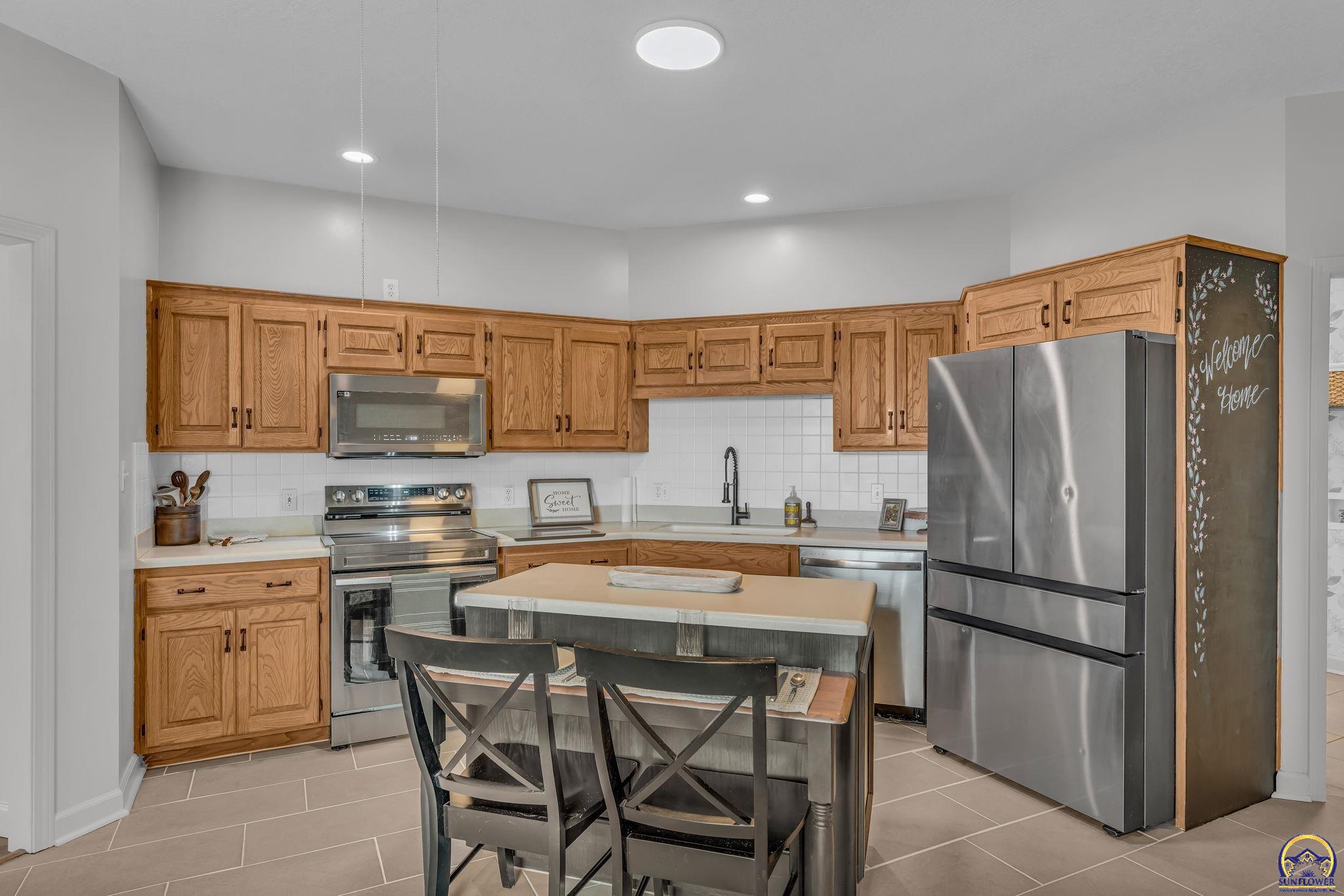 940 SW Woodbridge CT
