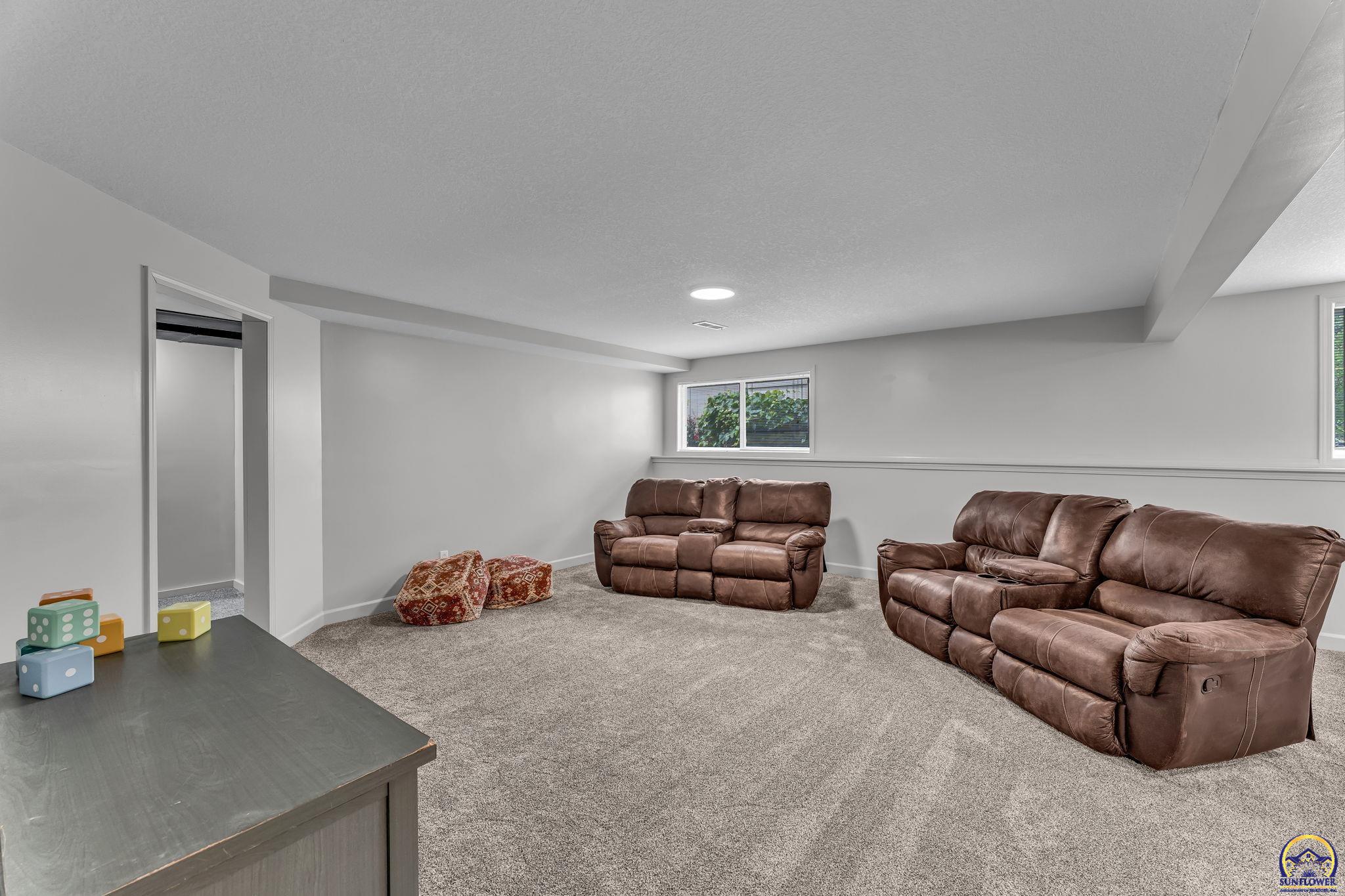 940 SW Woodbridge CT