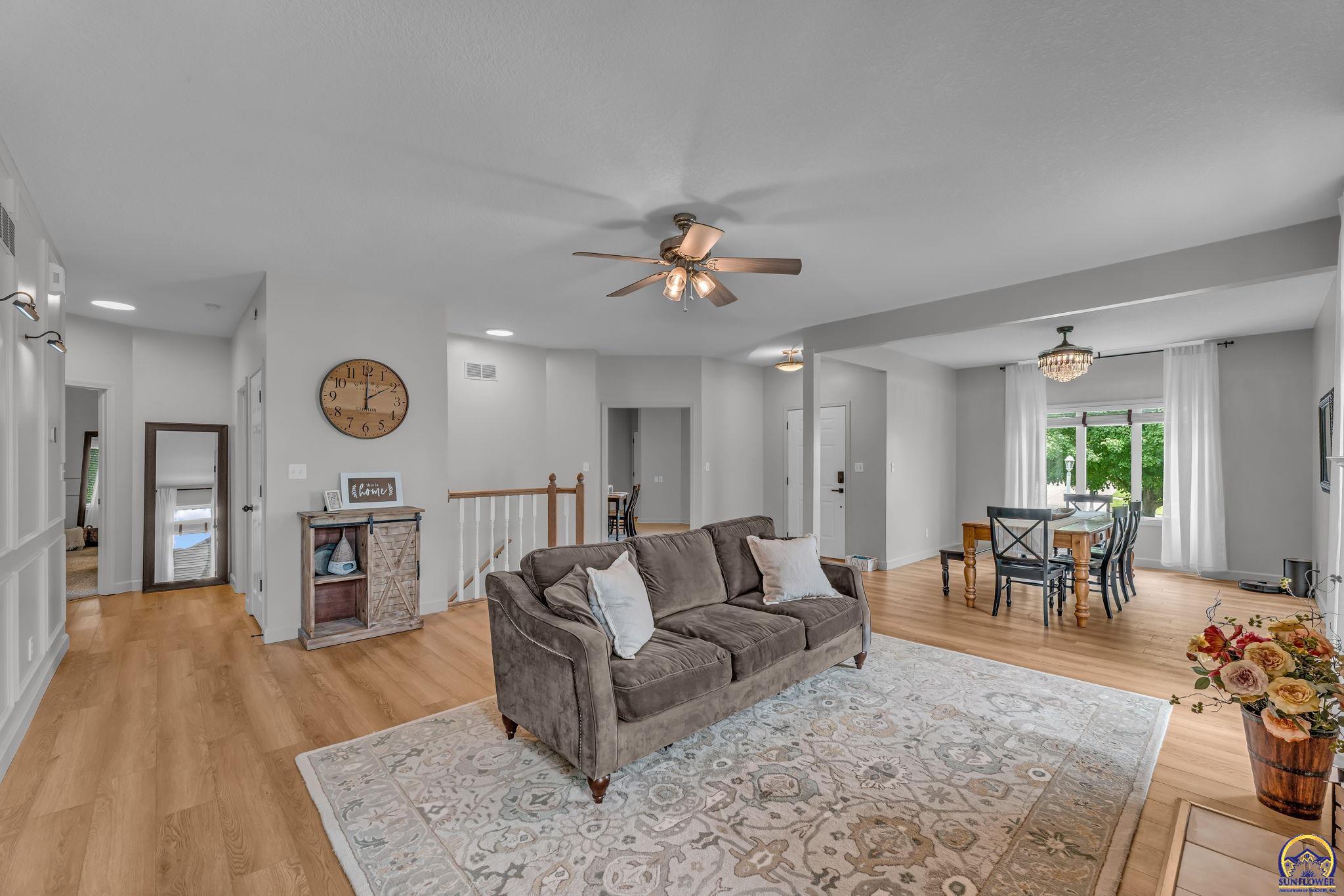 940 SW Woodbridge CT