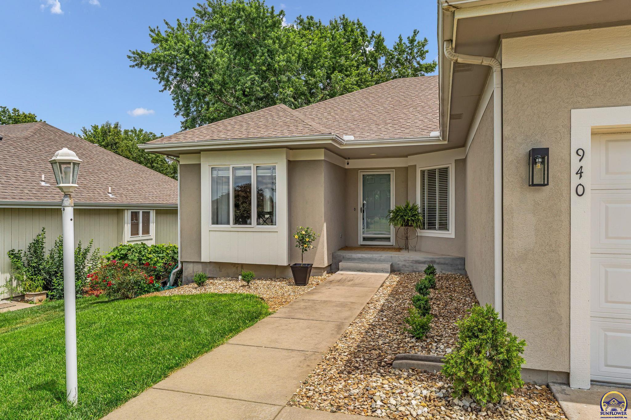940 SW Woodbridge CT