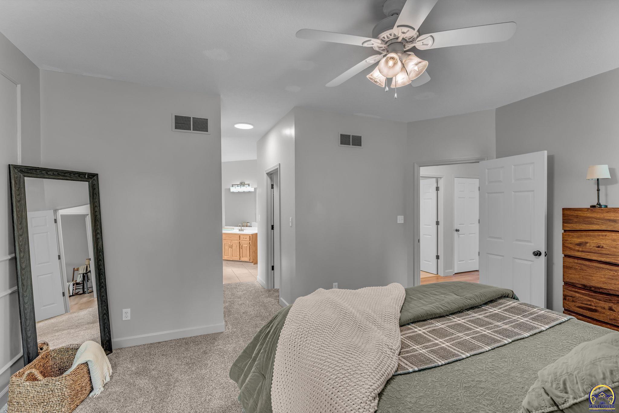 940 SW Woodbridge CT