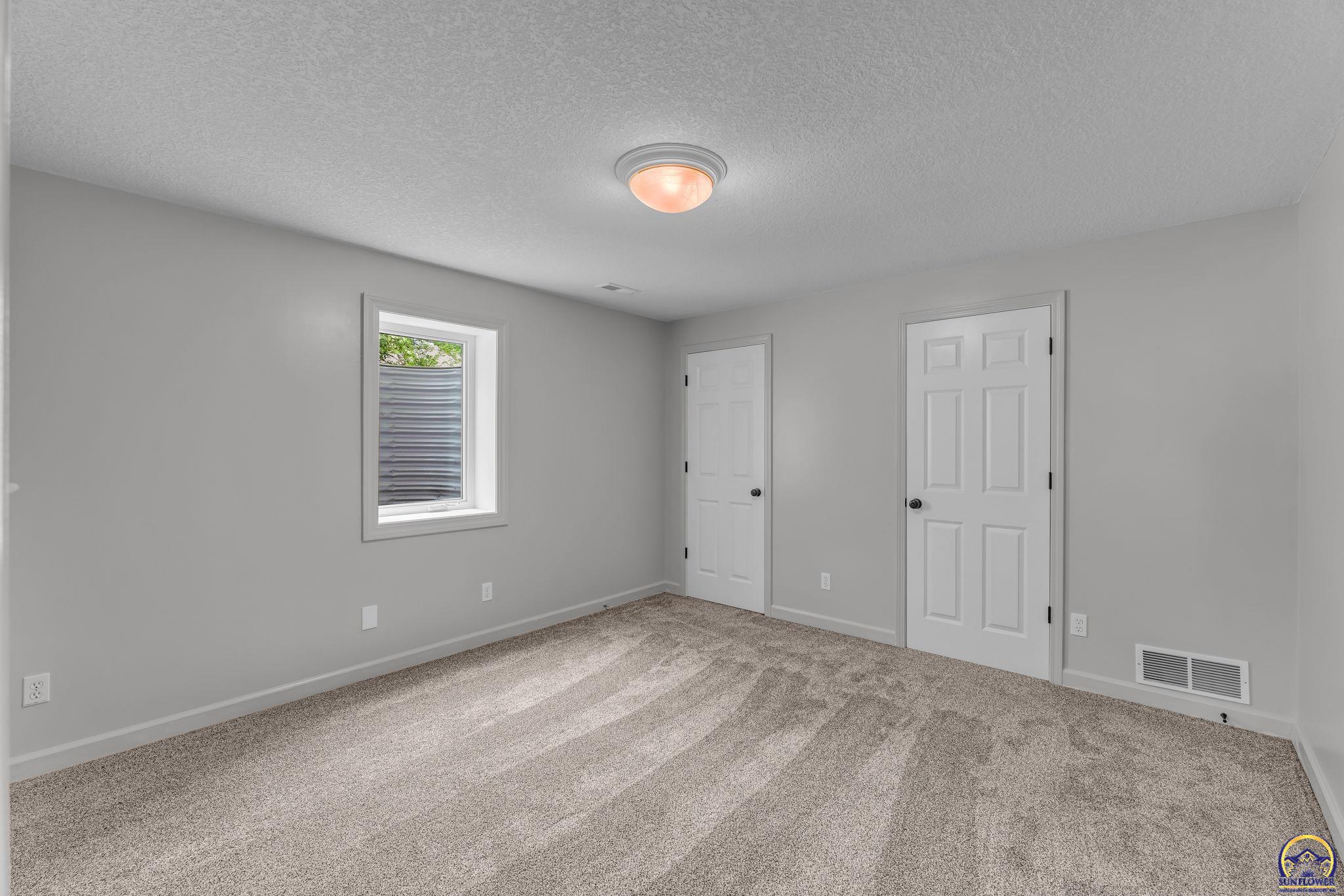 940 SW Woodbridge CT