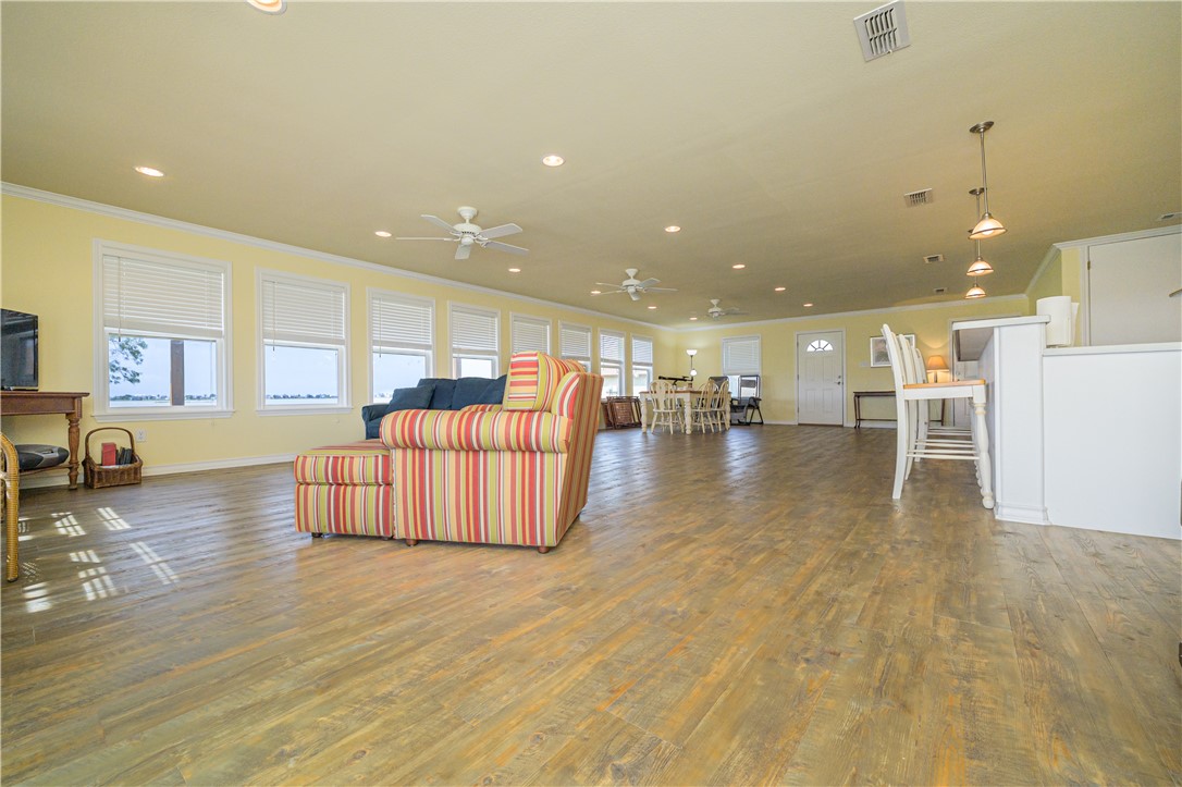 148 Lakeshore Dr