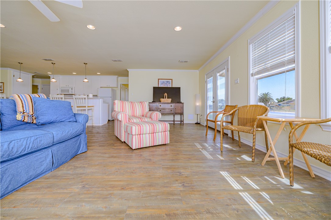 148 Lakeshore Dr